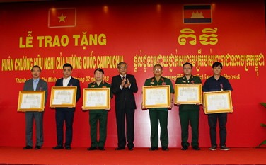 Lễ trao Huân chương của Vương quốc Campuchia. (Ảnh: QK7)