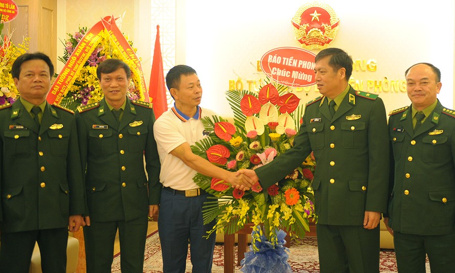 đại diện Ban biên tập Báo Tiền Phong, nhà báo Phùng Công Sưởng - Phó Tổng Biên tập đã thăm và chúc mừng Bộ Tư lệnh Bộ đội Biên phòng