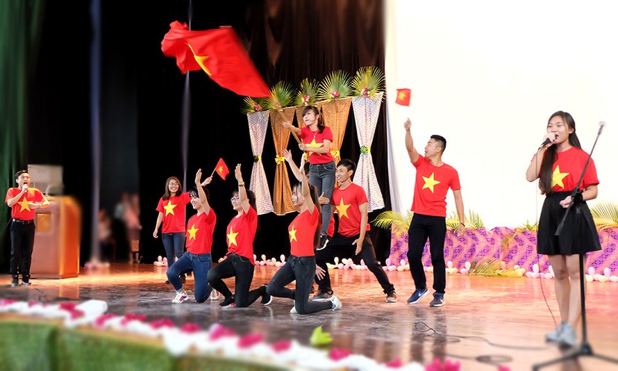 Đoàn viên, sinh viên Việt Nam tại Cuba biểu diễn trong Gala Châu Á tại Cuba.