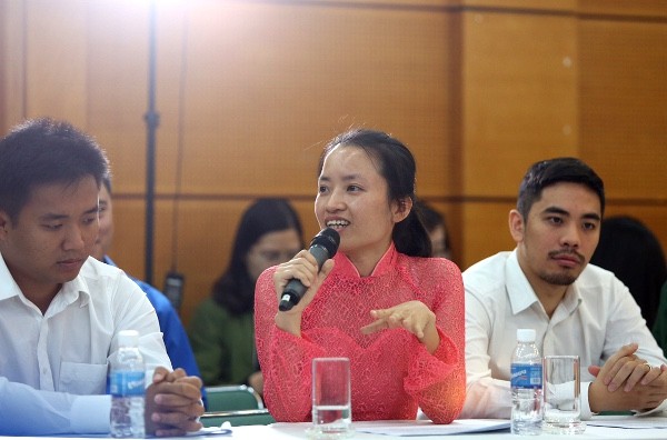 Tiến sĩ Vũ Bích Ngọc (áo dài hồng) và Nguyễn Khôi chia sẻ tại chương trình. Ảnh: Xuân Tùng