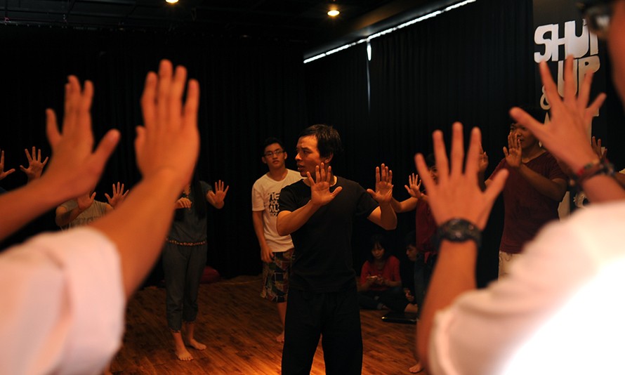 Nghệ sĩ kịch câm Hoàng Tùng (áo đen, giữa ảnh) hướng dẫn các bạn sinh viên FPT các động tác kịch câm