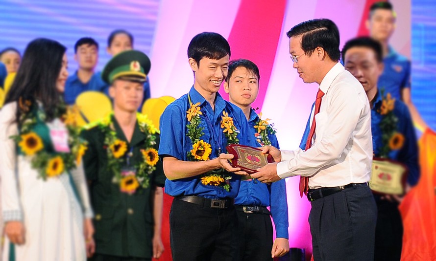 Đồng chí Võ Văn Thưởng, Ủy viên Bộ Chính trị, Bí thư T.Ư Đảng, Trưởng Ban Tuyên giáo Trung ương trao biểu trưng cho gương thanh niên điển hình