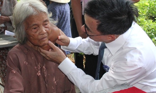 Bác sĩ Trần Văn Thuấn trực tiếp khám bệnh nhiều người dân