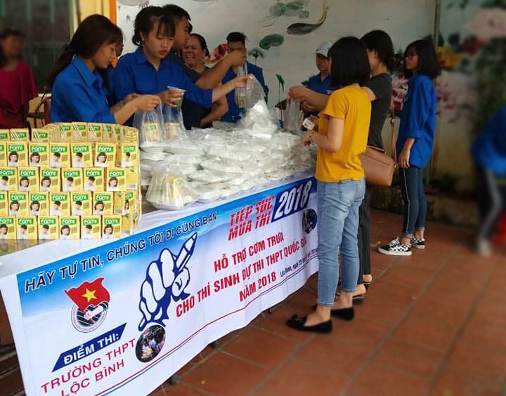 Các tình nguyện viên hỗ trợ phát cơm miễn phí phục vụ thí sinh tại Lộc Bình, Lạng Sơn