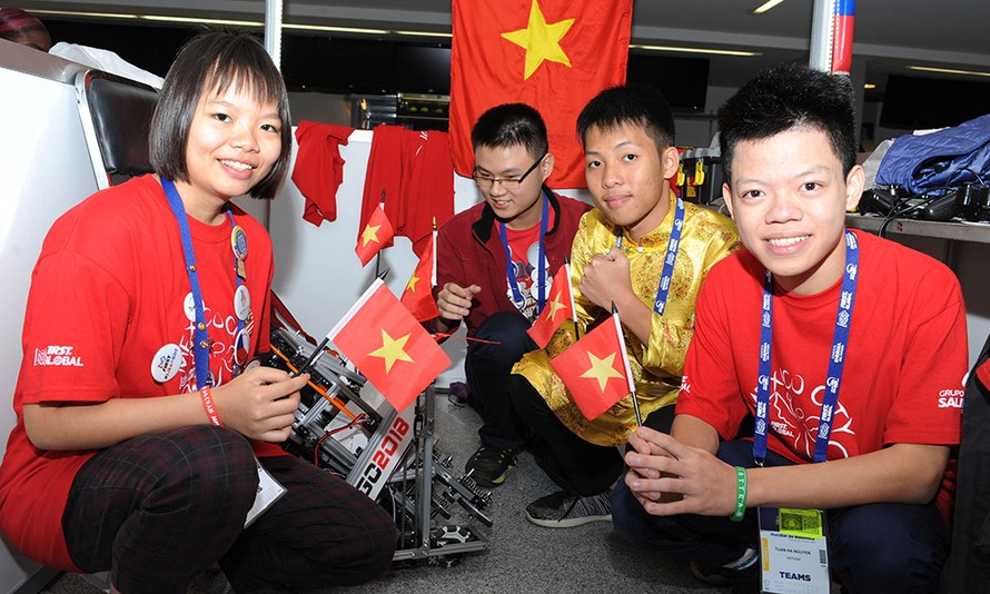 Đội tuyển robot Việt Nam gồm: Trần Thảo Nguyên, Nguyễn Giang Nam, Nguyễn Phương Nam, Nguyễn Tuấn Hà (thứ tự từ trái sang phải) Ảnh: Việt Hùng/Vietnam+