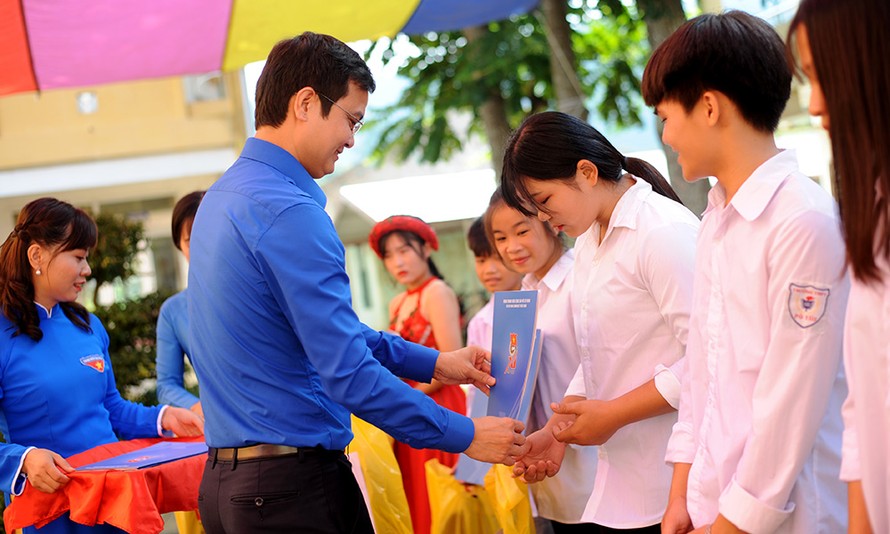 Bí thư T.Ư Đoàn Bùi Quang Huy trao tặng học bổng cho học sinh