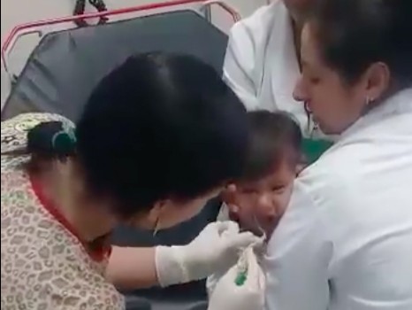 Clip nữ bác sĩ lấy đồng xu trong miệng em bé gây sốt cộng đồng mạng