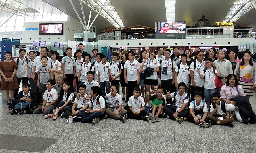 Đội tuyển Việt Nam lên đường sang Trung Quốc dự thi IMSO hôm 28/9. Ảnh: IEG