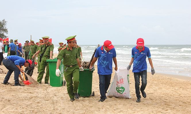 Đông đảo đoàn viên thanh niên đã khí thế ra quân cấp trung ương chiến dịch "Hãy làm sạch biển" năm 2018 tại huyện đảo Phú Quốc (Kiên Giang)