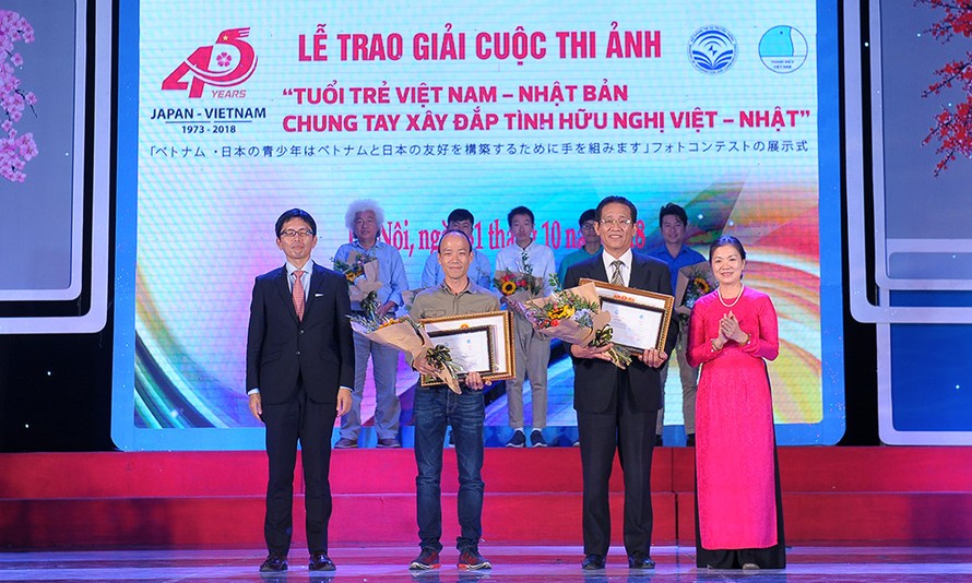 Phóng viên Tiền Phong Hồ Như Ý (thứ hai từ trái sang) đạt giải Nhì, Ba tại cuộc thi