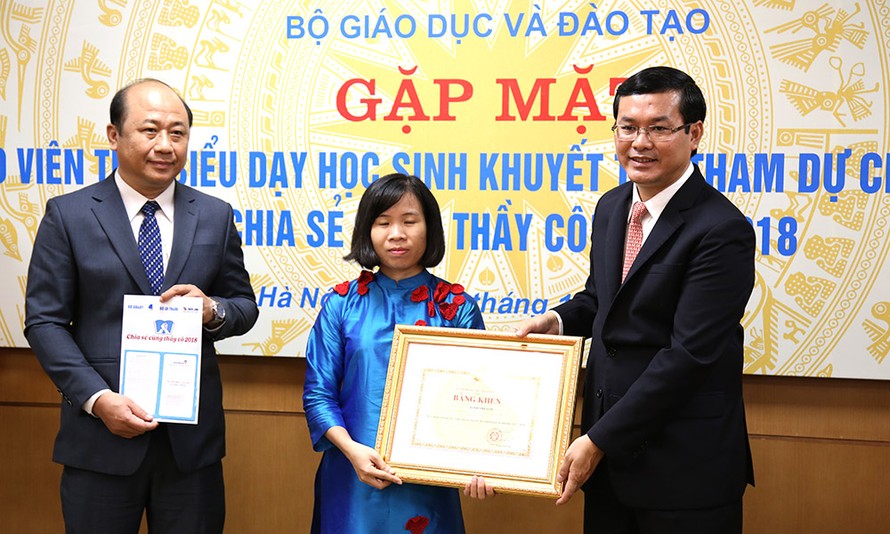 Thứ trưởng Nguyễn Văn Phúc đã tặng Bằng khen của Bộ Giáo dục và Đào tạo cho 48 thầy giáo, cô giáo