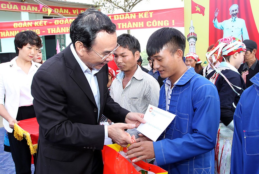Đồng chí Nguyễn Văn Nên tặng quà cho nhân dân trên địa bàn xã A Mú Sung