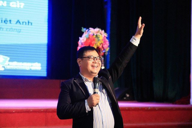 ​Diễn giả TS. Vũ Việt Anh chia sẻ tại toạ đàm