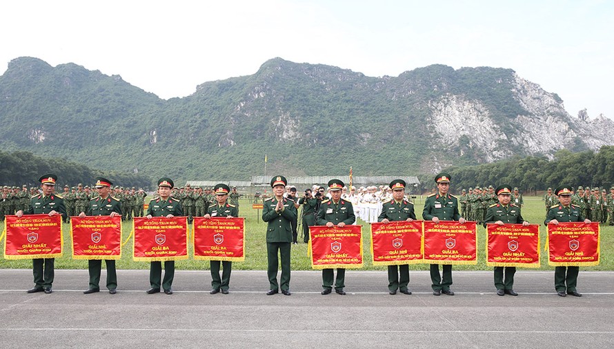 Thiếu tướng Ngô Minh Tiến - Phó Tổng tham mưu trưởng QĐND Việt Nam trao cờ tặng các đơn vị đạt kết quả cao trong hội thi.