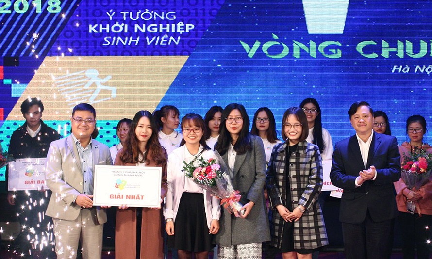 Với ý tưởng sản xuất quần lót than tre, 4 cô gái nhóm Chitoson - ĐH Kinh tế Quốc dân đã giành được giải nhất cuộc thi.