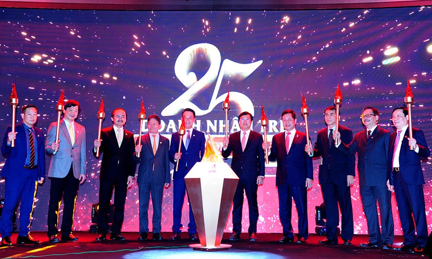 Tại lễ kỷ niệm 25 năm phong trào doanh nhân trẻ Việt Nam đã diễn ra nghi thức truyền lửa và nhiệt huyết của Hội Doanh nhân trẻ Việt Nam.