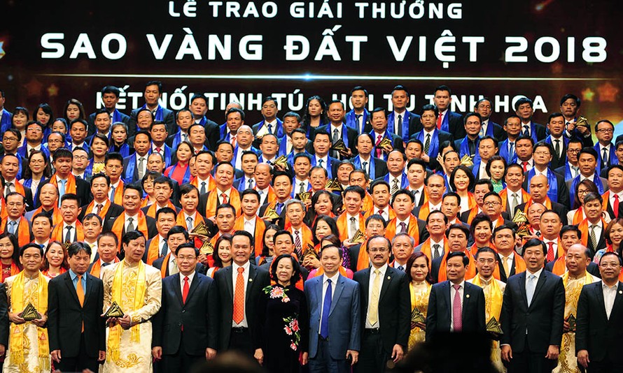 Các đại biểu chụp ảnh kỷ niệm với các doanh nghiệp Sao Vàng đất Việt năm 2018. 