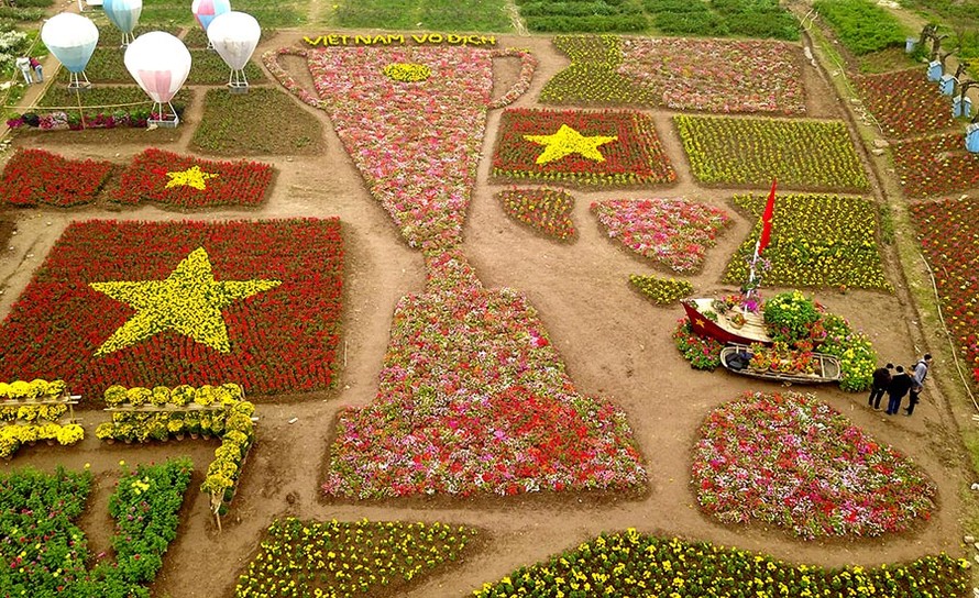 Cup vàng từ 30 nghìn cây hoa tặng tuyển Việt Nam