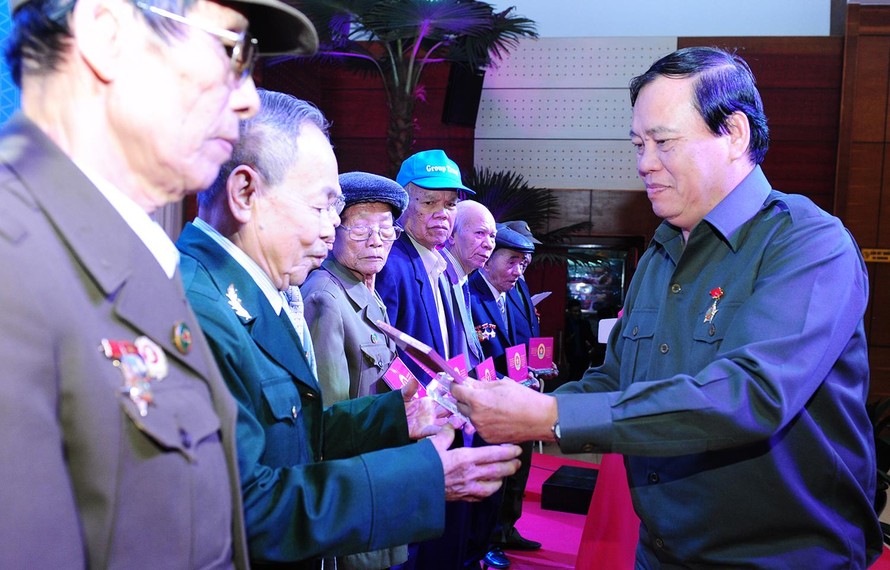 Chủ tịch Hội cựu TNXP Việt Nam Vũ Trọng Kim trao tặng biểu trưng cờ truyền thống cho các ban liên lạc đường 12B