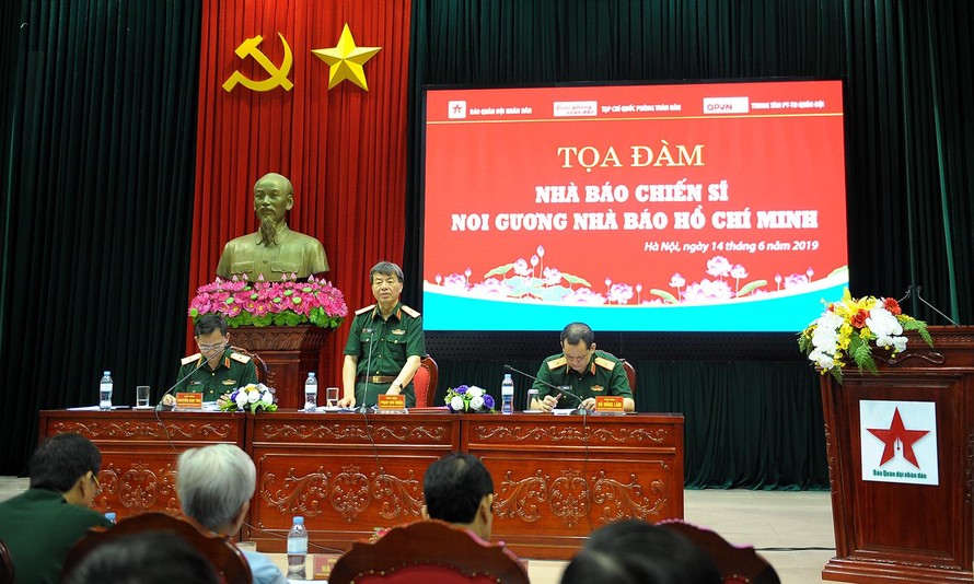 Thiếu tướng Phạm Văn Huấn - Tổng biên tập Báo QĐND phát biểu tại tọa đàm.