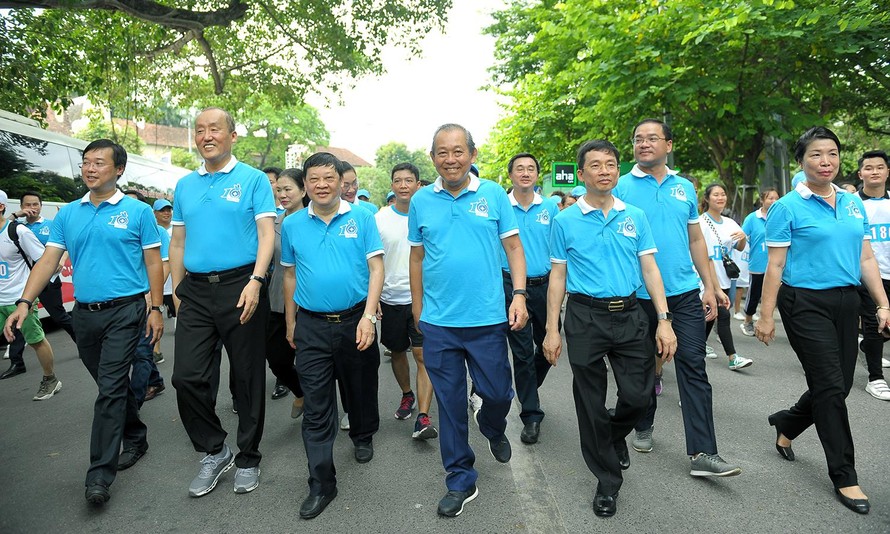 Phó Thủ tướng Trương Hoà Bình cùng hàng nghìn người 'Đi bộ vì sức khoẻ'