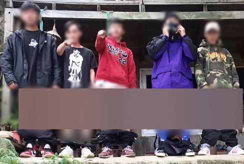 Dân mạng 'ném đá' nhóm thanh niên tụt quần, hớ hênh chụp ảnh checkin du lịch