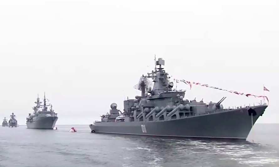 Tàu hộ vệ tên lửa Việt Nam xuất hiện đầy uy lực trong lễ duyệt binh Nga