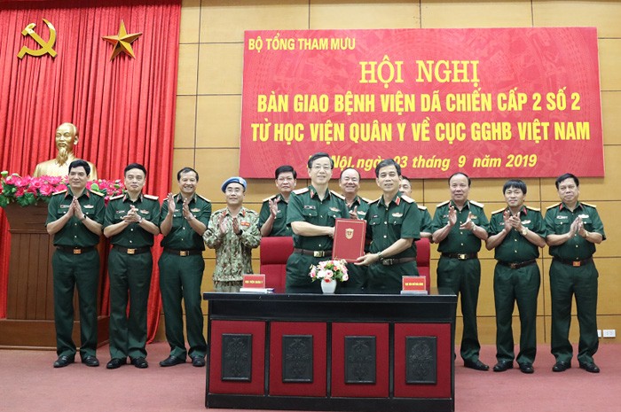 Lãnh đạo Cục GGHB Việt Nam và Học viện Quân y trao đổi biên bản ký kết chuyển giao BVDCC2.2