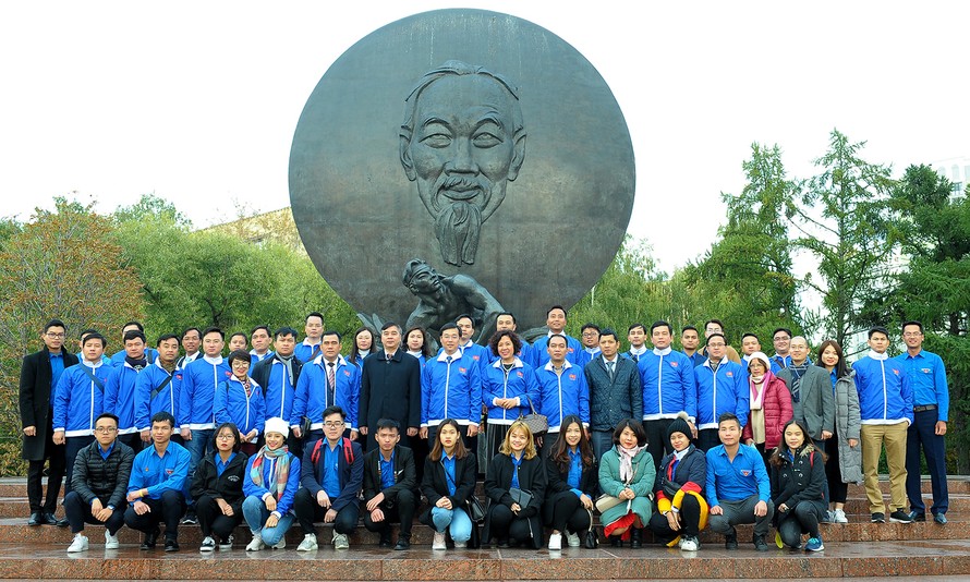 Đoàn đại biểu thanh niên Việt Nam dâng hoa tại tượng đài Bác Hồ ở Matxcova