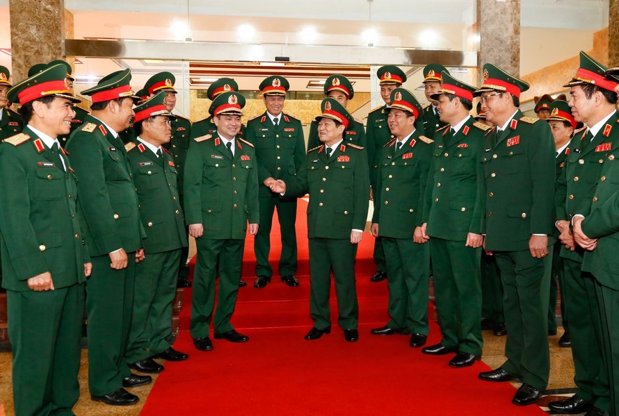 Đại tướng Ngô Xuân Lịch trao đổi với các tướng lĩnh, sĩ quan cao cấp tại Bộ Tư lệnh Quân khu 1, ngày 3/10. Ảnh: CTV