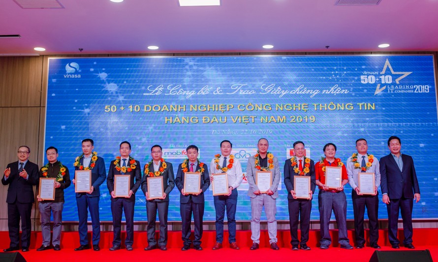Ông Phan Tâm - Thứ trưởng bộ TT&TT và ông Trương Gia Bình - Chủ tịch Hiêp hội Vinasa trao tặng giải thưởng Top 10 doanh nghiệp có năng lực công nghệ 4.0 tiêu biểu