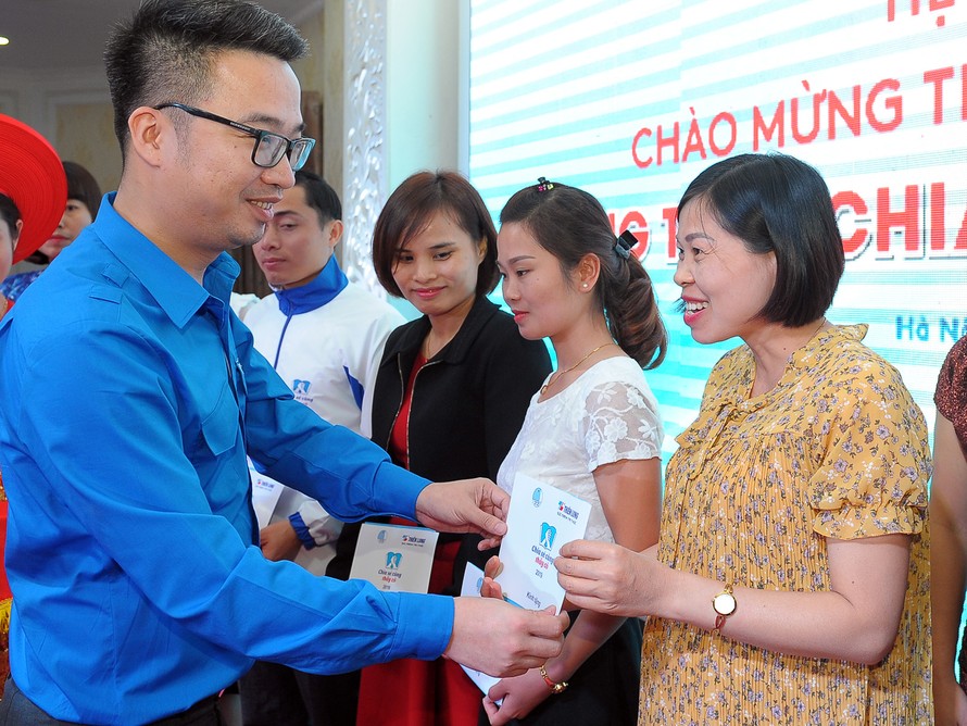 Phó Chủ tịch thường trực T.Ư Hội LHTN Việt Nam Nguyễn Tường Lâm trao tặng Sổ tiết kiệm cho các thầy cô giáo.