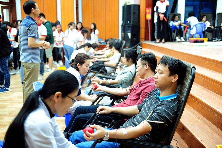 Dòng người xếp hàng hiến máu trong chương trình Chủ nhật Đỏ tại Thái Bình