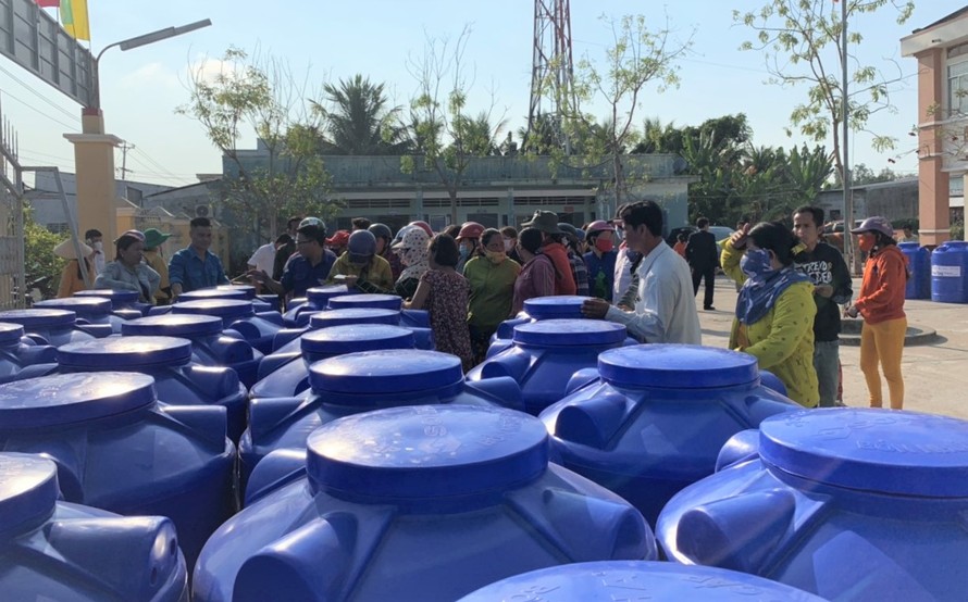 Tặng bồn chứa nước cho người dân vùng hạn mặn