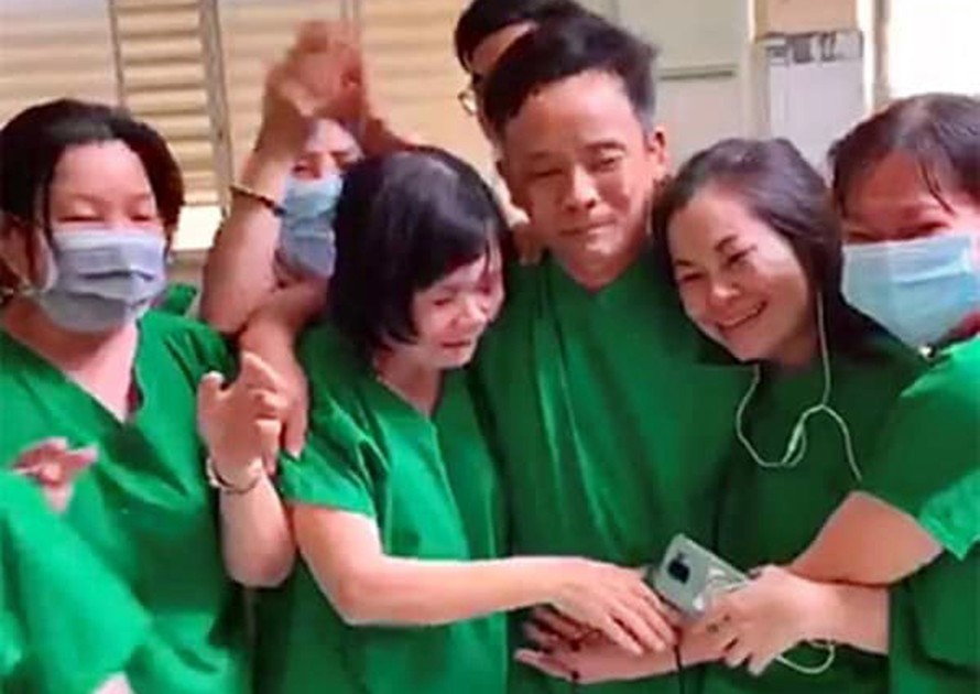 Các y bác sĩ ở Bình Thuận xúc động đón nhận kết quả xét nghiệm của bệnh nhân. Ảnh cắt từ clip