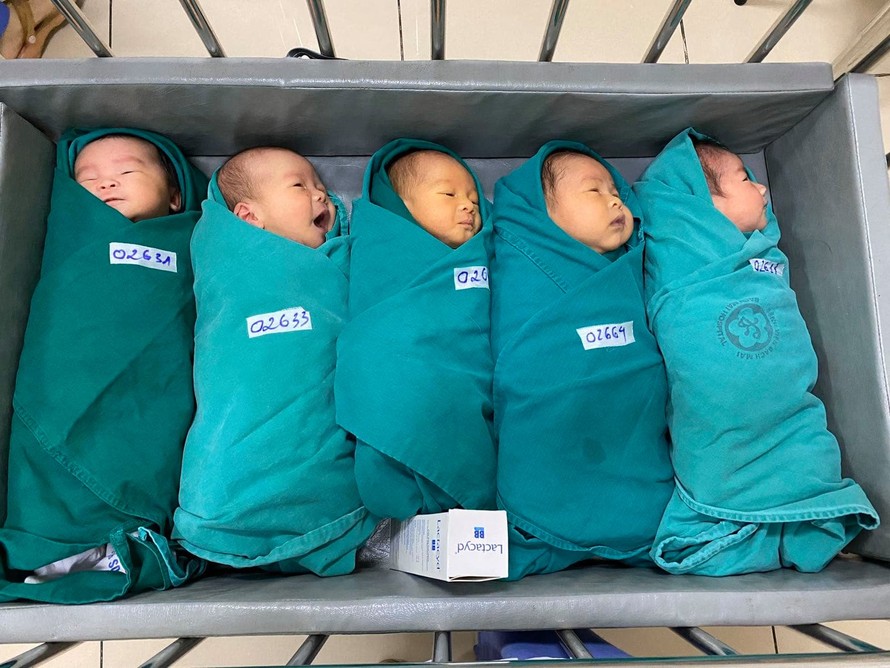 5 em bé chào đời ở Bệnh viện Bạch Mai. Ảnh: FBBV