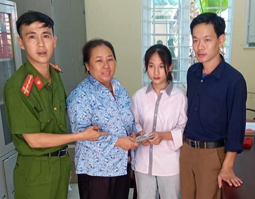 Hoàng Thị Khánh Nhung trao lại tiền cho người đánh rơi chiều 10/6. Ảnh: CTV