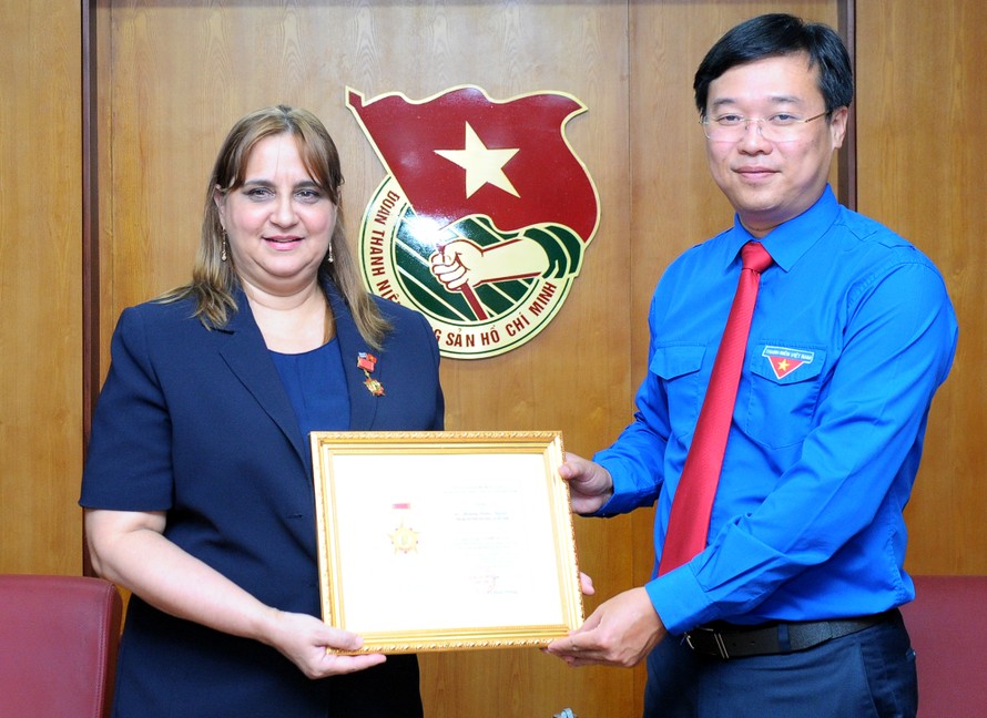 Bí thư thứ nhất T.Ư Đoàn TNCS Hồ Chí Minh Lê Quốc Phong tặng kỷ niệm chương “Vì thế hệ trẻ” Phó Đại sứ Cuba tại Việt Nam Nancy Coro Aguiar.