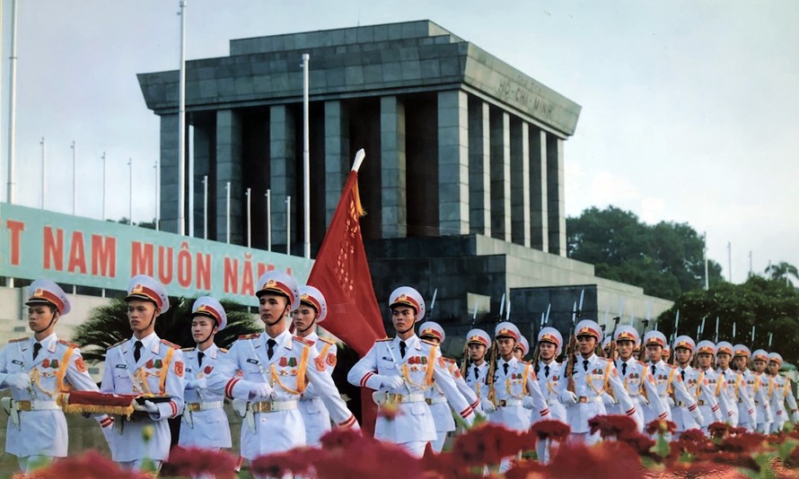 Cán bộ chiến sĩ Đoàn 275 thực hiện nghi lễ chào cờ trước Lăng Chủ tịch Hồ Chí Minh. Ảnh: Ban Quản lý Lăng