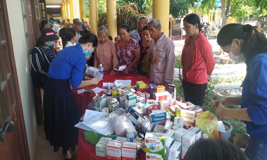 Khám bệnh, phát thuốc và tặng quà người có công ở Quảng Trị