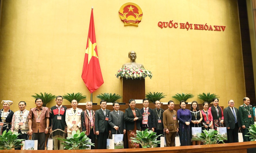 Chủ tịch Quốc hội Nguyễn Thị Kim Ngân tặng quà các đại biểu tại buổi gặp mặt. Ảnh: Minh Thu