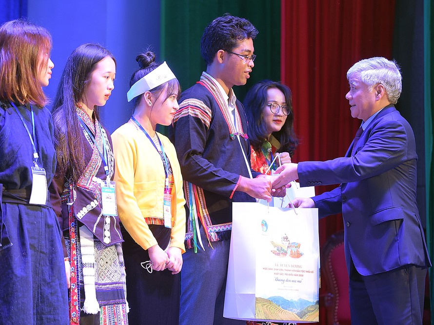 Bộ trưởng, Chủ nhiệm Ủy ban Dân tộc Đỗ Văn Chiến tặng quà các đại biểu học sinh sinh viên thanh niên dân tộc thiểu số xuất sắc tiêu biểu năm 2020. Ảnh: Xuân Tùng