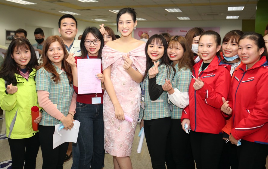 Hoa hậu Đỗ Thị Hà lan tỏa thông điệp hiến máu Chủ nhật Đỏ 