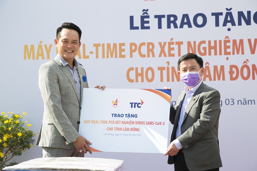 Chủ tịch Hội Doanh nhân trẻ Việt Nam Đặng Hồng Anh trao tặng máy tại Lâm Đồng
