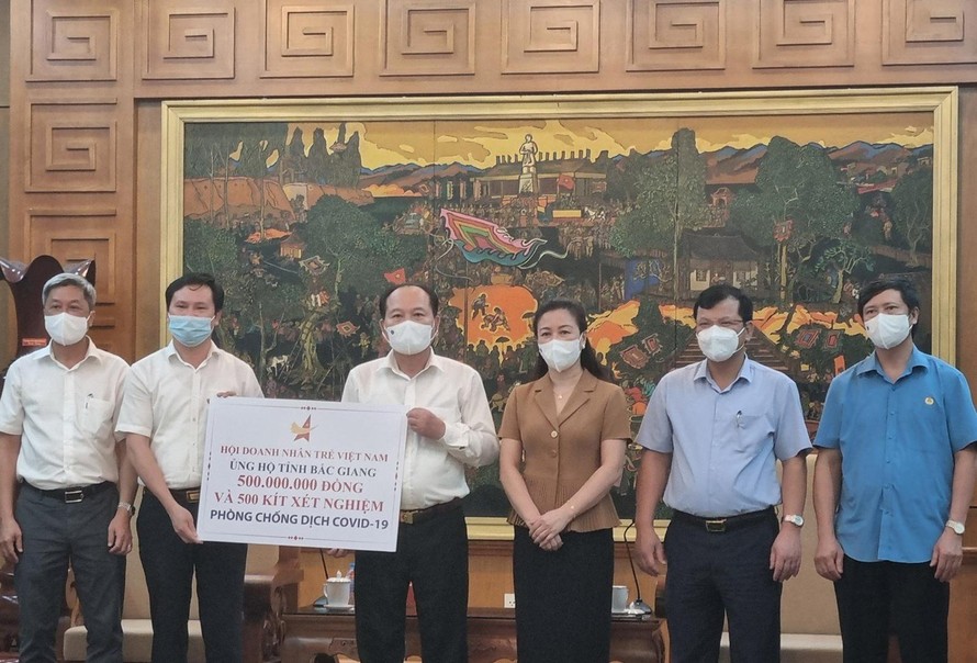 Đại diện Hội Doanh nhân trẻ Việt Nam trao tặng bộ kit xét nghiệm tới Bắc Giang