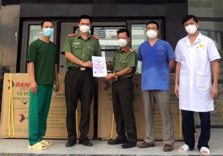 Đại diện Đoàn Thanh niên Bộ Công an bàn giao 02 tủ cấp đông cho Bệnh viện dã chiến số 2 - Bắc Giang. Ảnh: CTV