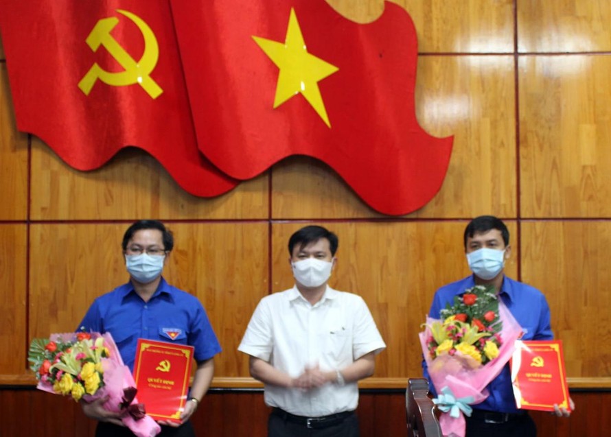 Phó Bí thư Thường trực Tỉnh ủy Long An Nguyễn Thanh Hải trao quyết định cho anh Trần Quốc Quân (bìa trái) và anh Trần Hải Phú (bìa phải)