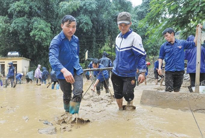 Thanh niên tình nguyện giúp dân khắc phục hậu quả lũ quét tại Mù Căng Chải (Yên Bái) năm 2017. Ảnh: Xuân Tùng