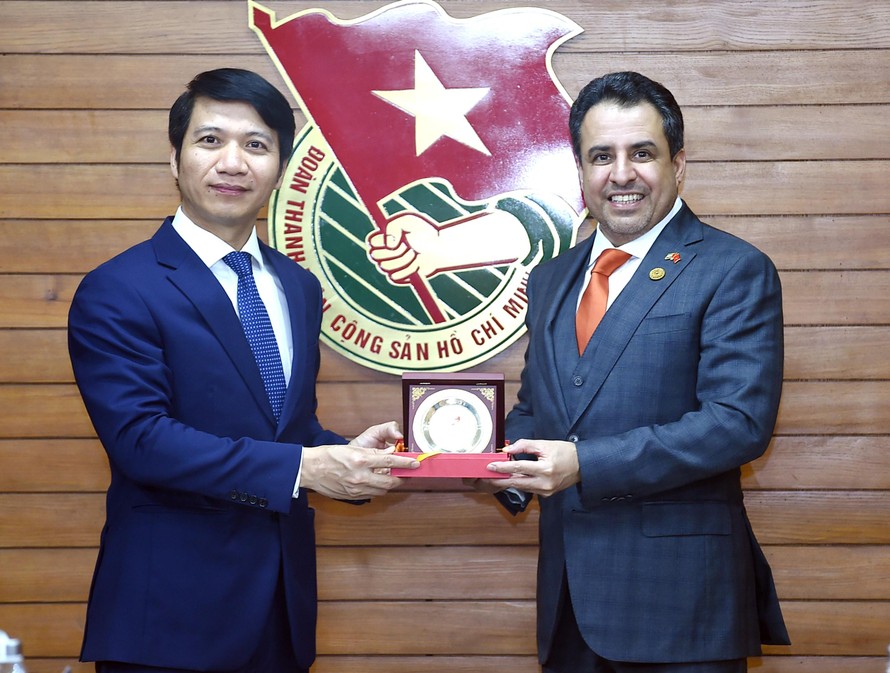 Anh Nguyễn Ngọc Lương tặng quà lưu niệm tới Đại sứ UAE. Ảnh: Xuân Tùng
