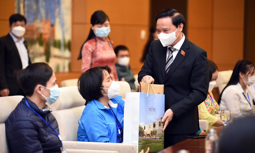 Phó Chủ tịch Quốc hội Nguyễn Khắc Định tặng quà các đại biểu thanh niên khuyết tật. Ảnh: Xuân Tùng